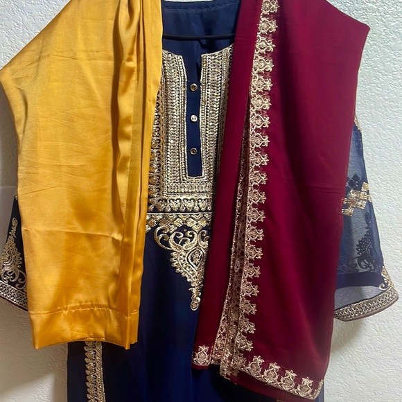 Pakistani ladies party ware suit - Picture 6 of 7